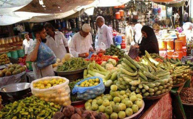 पाकिस्तानियों को कश्मीर नहीं महंगाई की चिंता सता रही : सर्वेक्षण