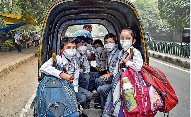 गैस चैंबर बनी दिल्ली, जहरीली हुई हवा, हेल्थ इमर्जेंसी घोषित, सभी स्कूल पांच नवंबर तक बंद