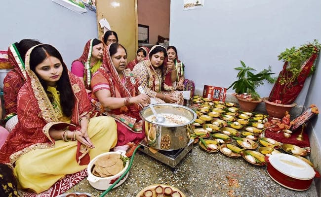 छठ महापर्व : कांच ही बांस के बहंगिया बहंगी लचकतऽ जाय... आज डूबते व कल उगते सूर्य को छठव्रती देंगे अर्घ