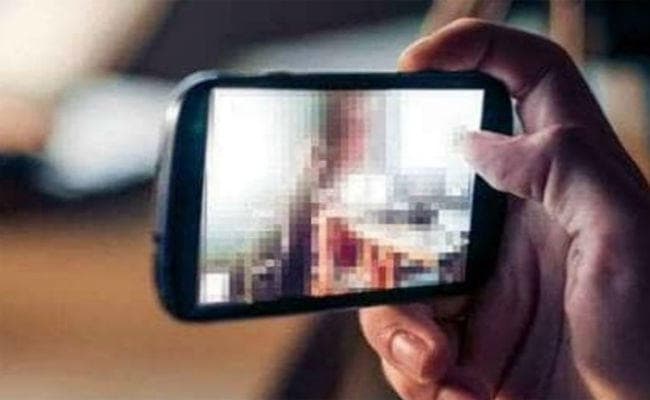 OMG: ब्वॉयफ्रेंड को वीडियो कॉल पर दिखाया अपनी ही बहन को नहाते, उसने लिये स्क्रीनशॉट्स और फिर...