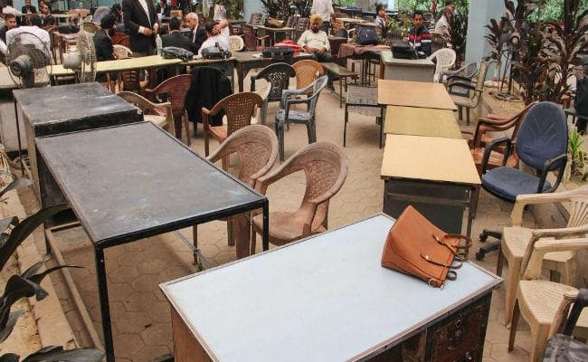 जम्मू में वकीलों की अनिश्चितकालीन हड़ताल से अदालतों में कामकाज ठप