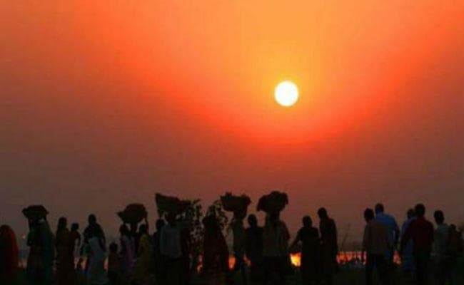 एनजीटी के निर्देशों को नजरंदाज कर बड़ी संख्या में श्रद्धालु छठ महापर्व की पूजा करने झील क्षेत्र में घुसे