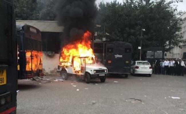 दिल्ली: तीस हजारी कोर्ट में पुलिस और वकीलों के बीच हिंसक झड़प, दोनों पक्ष से कई घायल, वाहनों में लगाई आग