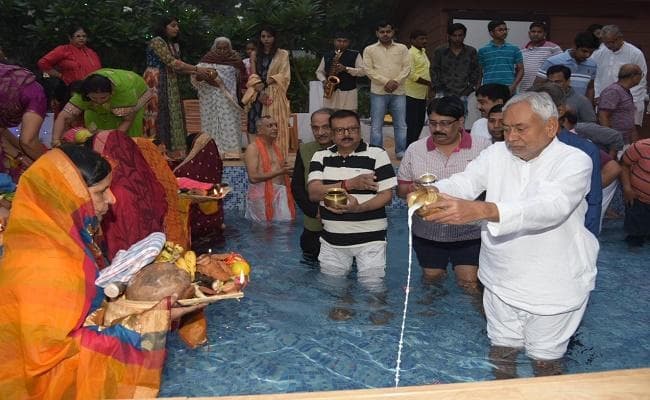 लोकआस्था का महापर्व छठ संपन्न, सीएम नीतीश ने प्रात:कालीन अर्घ्‍य देकर भगवान भास्‍कर की आराधना की