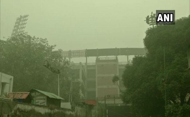 दिल्ली :हल्की बारिश-हवा से प्रदूषण स्तर कुछ कम हुआ, हालात अब भी ‘गंभीर”, 32 फ्लाइट्स डायवर्ट