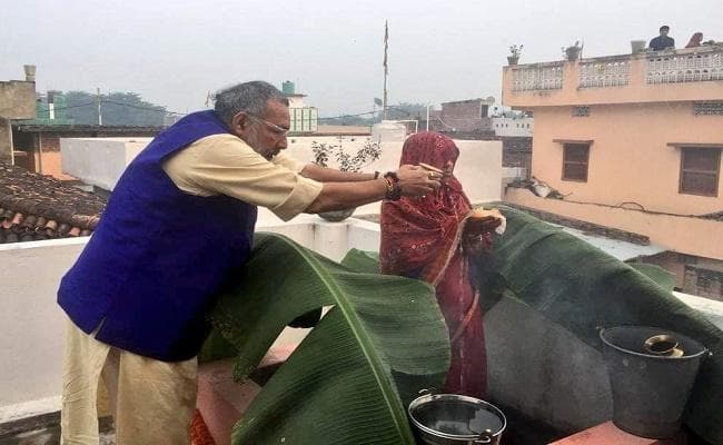 केंद्रीय मंत्री गिरिराज सिंह अपने आवास पर अस्ताचलगामी एवं उदयीमान भास्कर को अर्घ्य दिया