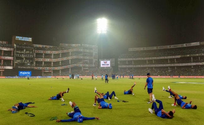 दिल्ली में दमघोंटू धुंध के बावजूद बड़ी संख्या में भारत-बांग्लादेश मैच देखने पहुंचे दर्शक