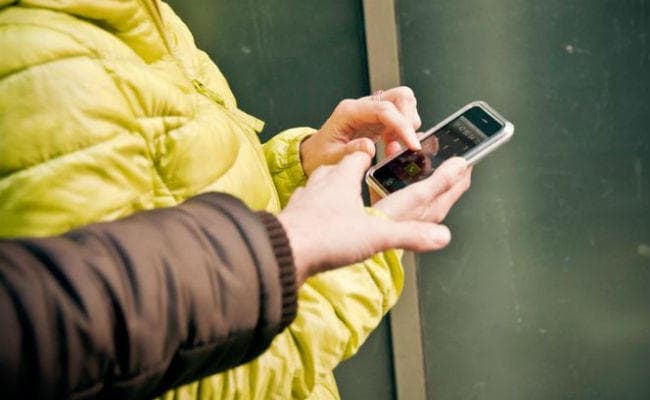 ट्रेन में मोबाइल छीन कर कूदे बदमाश को पकड़ने में युवक की गयी जान