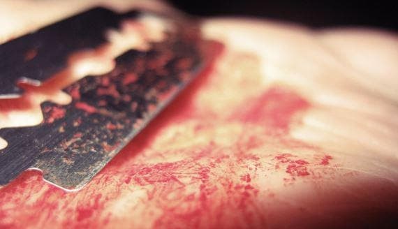 हाथों में ब्लेड मार, रच डाली 5 लाख की लूट की कहानी