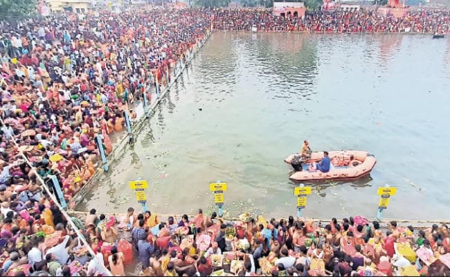 सूर्यनगरी देव में टूटा भीड़ का रिकॉर्ड, 15 लाख श्रद्धालुओं ने की पूजा
