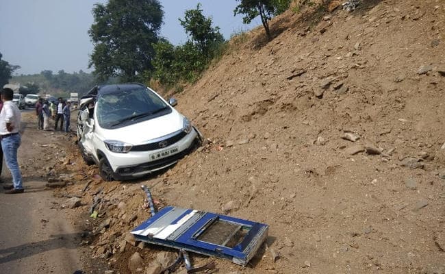 चुटूपालू घाटी में ट्रक का ब्रेक फेल, कार को 200 मीटर तक घसीटने के बाद खाई में पलटा