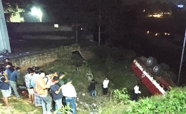 Jharkhand : रामगढ़ में दामोदर पुल पर दो ट्रकों की टक्कर में एक की मौत, दो घायल