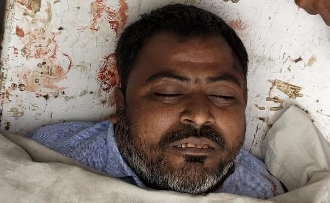 गढ़वा में दिन-दहाड़े हसीब खान की गोली मारकर हत्या, परिजनों ने शव के साथ रोड जाम कर गाड़ियों और दुकानों में की तोड़फोड़