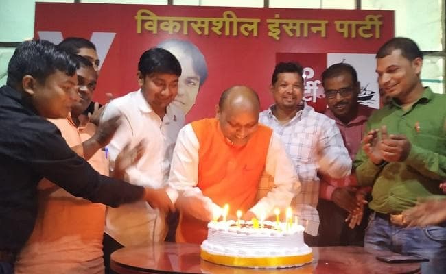 विकासशील इंसान पार्टी की स्थापना के एक वर्ष पूरे, पार्टी के नेताओं और कार्यकर्ताओं ने काटा केक