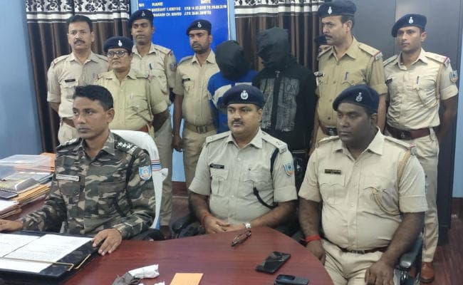 पतरातू : ठेकेदार से लेवी मांगने वाले दो उग्रवादियों को हथियार के साथ पुलिस ने किया गिरफ्तार