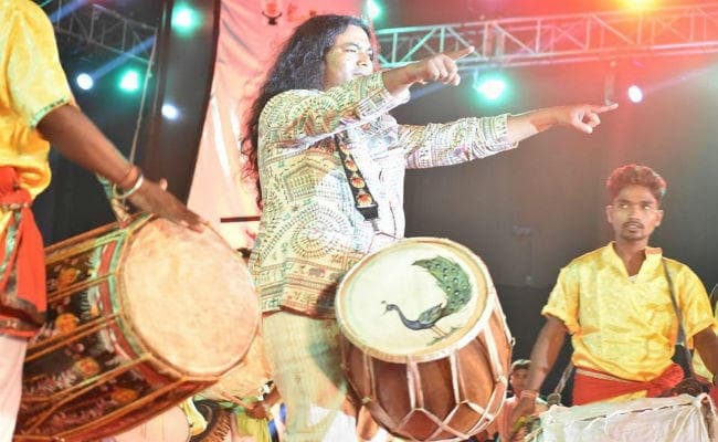 ”अखरा कर कोना” से भाषा- संस्कृति बचाने में जुटे नंदलाल नायक ”अखरा कर कोना” से भाषा- संस्कृति बचाने में जुटे नंदलाल नायक