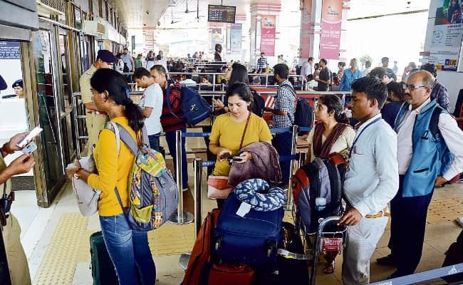 ……जब पटना एयरपोर्ट पर बाहर तक लगी रही हवाई यात्रियों की लाइन