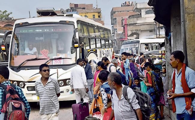 पटना : लौटने वालों की भीड़ से बसों में जगह ढूंढ़ना हुआ मुश्किल