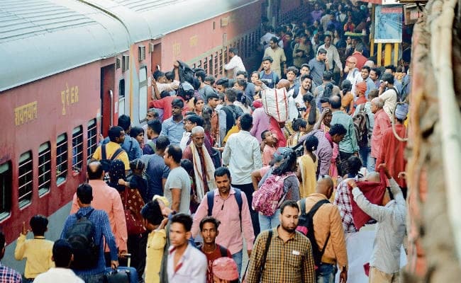 मुश्किल में सफर : सुविधा स्पेशल ट्रेनों में साढ़े तीन गुणा अधिक किराया देकर भी असुविधा, शौचालय में पैर रखने तक जगह नहीं