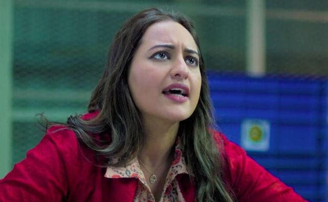 इंडिगो एयरलाइंस पर भड़कीं सोनाक्षी सिन्‍हा, VIDEO हो रहा वायरल