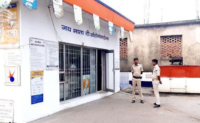 हाजीपुर में पेट्रोल पंप कर्मियों को बंधक बना कर हथियारबंद अपराधियों ने छह लाख रुपये लूटे