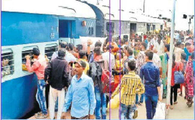 छठ पूजा के बाद ट्रेनों में बढ़ी भीड़, जान जोखिम में डाल कर यात्रा करने को मजबूर लोग