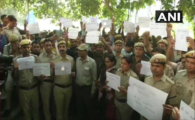 तीस हजारी कोर्ट हिंसा: न्याय के लिए सड़क पर उतरी दिल्ली पुलिस, कमिश्नर की अपील के बावजूद प्रदर्शन जारी