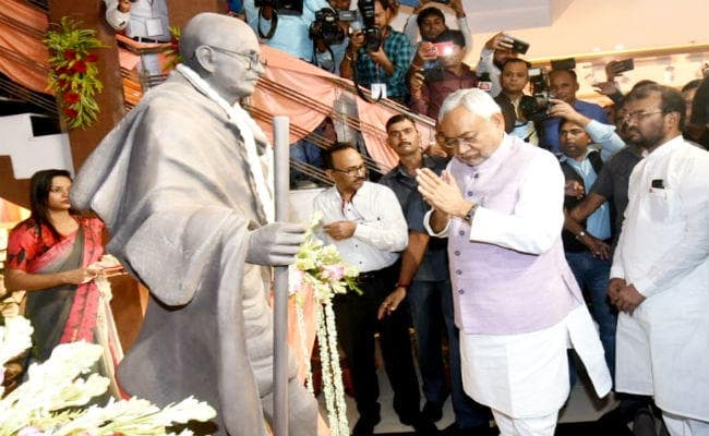 देश के पहले ''खादी मॉल'' का मुख्यमंत्री ने किया उद्घाटन, कहा- जल्द ही हैंडलूम को भी किया जायेगा प्रमोट