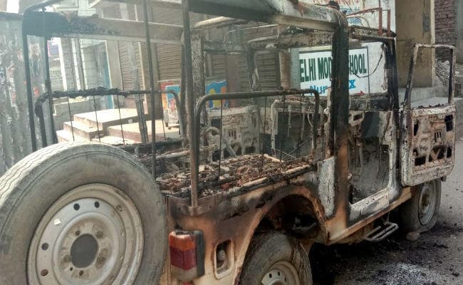 बेतिया में युवक की हत्या के बाद बवाल, आक्रोशित लोगों ने पुलिस जीप को फूंक डाला, अस्पताल में भी तोड़फोड़