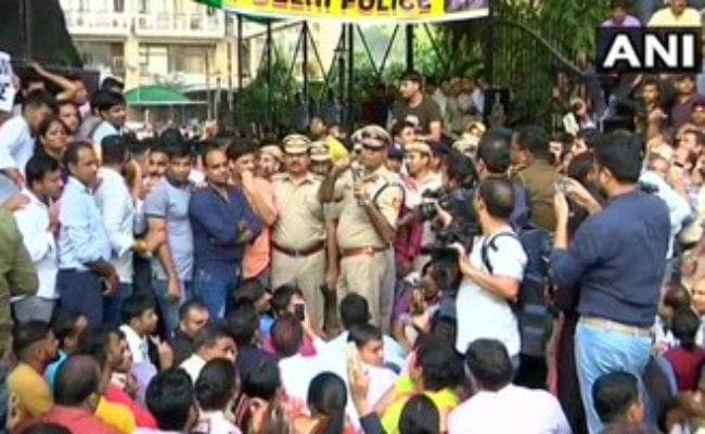 विद्रोह जैसे हालात की गवाह बनी दिल्ली पुलिस, हमले के विरोध में पुलिसकर्मियों का जोरदार प्रदर्शन