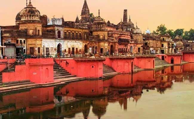 अयोध्या में फैसले से पहले मुस्लिम परिवार को भरोसे में ले रहे हैं भाजपा – आरएसएस के लोग
