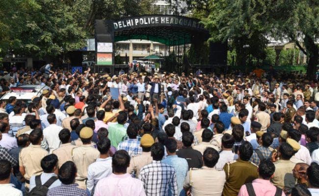 11 घंटे का विरोध, शिकायत निपटारे के आश्‍वासन के बाद दिल्ली पुलिस ने खत्‍म किया प्रदर्शन