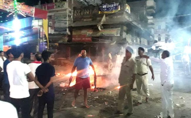 मूर्ति विर्सजन जुलूस पर हमला के बाद दो गुटों में मारपीट और रोड़ेबाजी, आगजनी कर फतुहा चौराहा और महारानी चौक को किया जाम