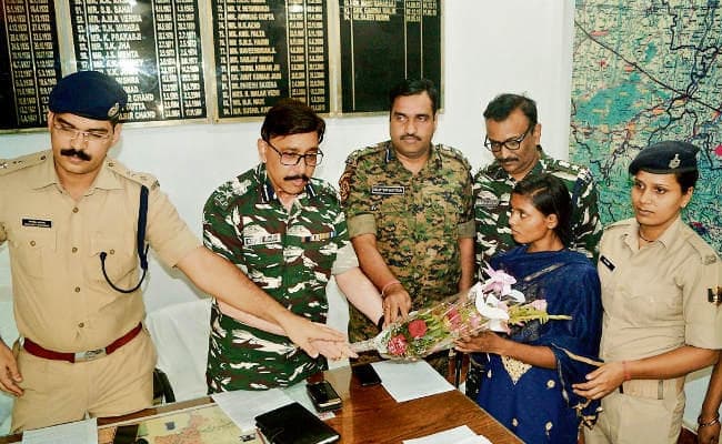 गया : पुलिस के सामने महिला नक्सली ने किया सरेंडर