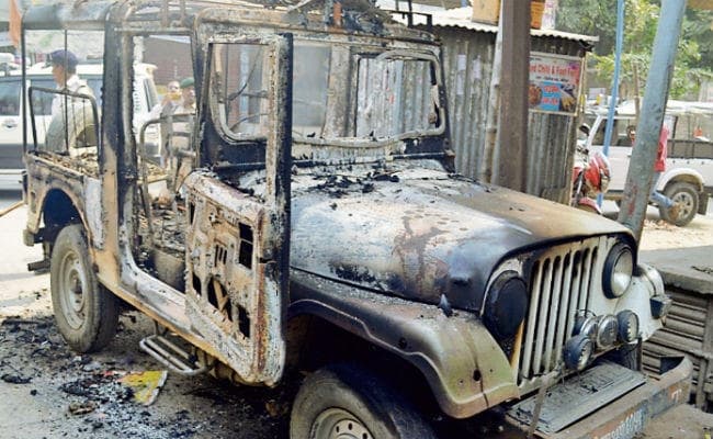 पश्चिमी चंपारण : व्यवसायी की हत्या के बाद हंगामा पुलिस जीप समेत कई वाहन फूंके