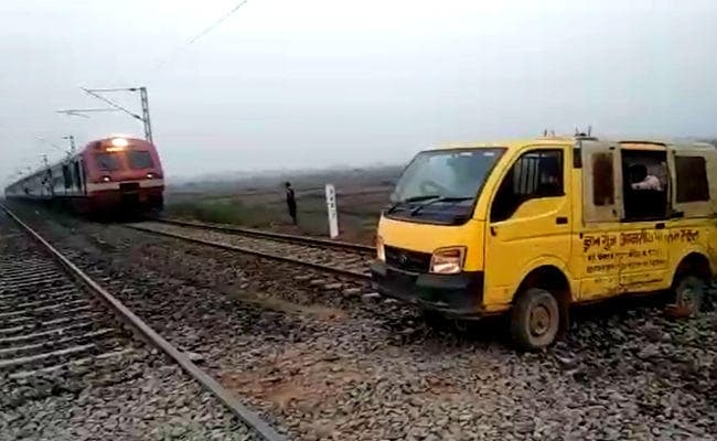 लखीसराय : रेलवे ट्रैक पर फंसी स्कूल वैन, तभी आ गयी डीएमयू ट्रेन, फिर...