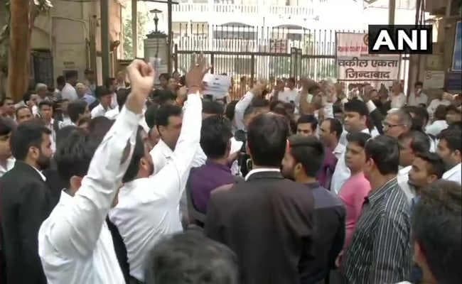 दिल्ली में पुलिस जवानों के बाद अब वकील सड़क पर उतरे, उपराज्यपाल से मिलने पहुंचे कमिश्नर पटनायक