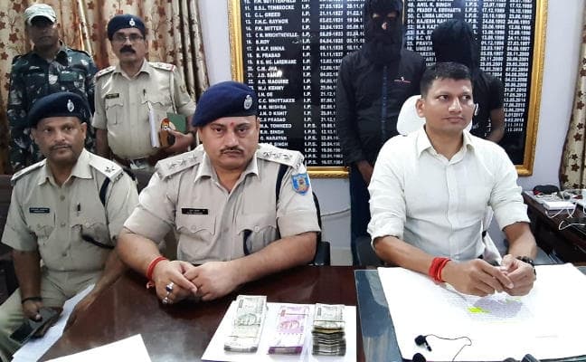 Dumka : गोपीकंदर लूटकांड में पश्चिम बंगाल के दो गिरफ्तार, पुलिस को तीन लोगों की तलाश