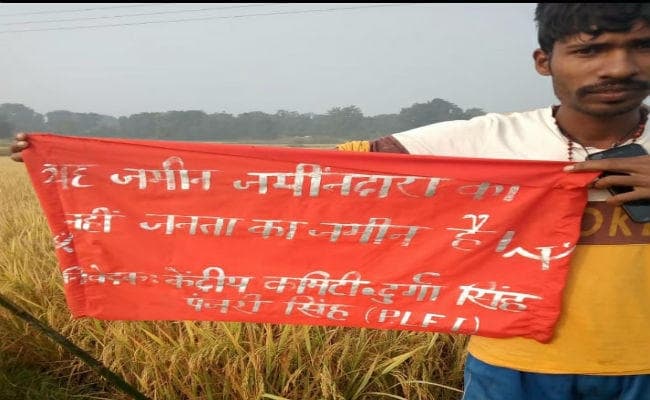 गुमला में PLFI का आतंक, जमींदार के खेत पर गाड़ा लाल झंडा, घर पर साटे पोस्ट
