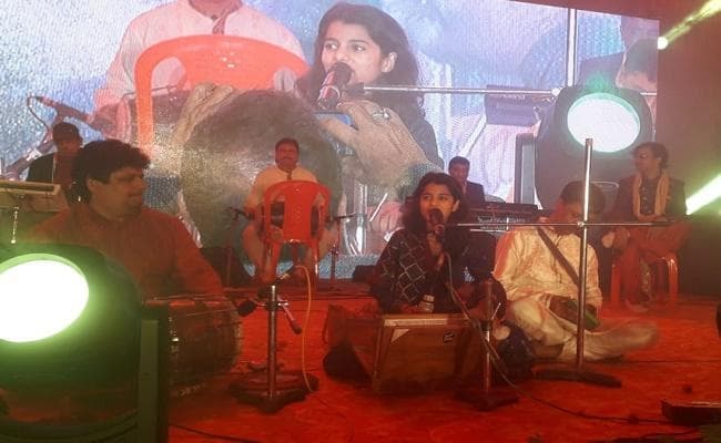 राइजिंग स्टार की उपविजेता मैथिली ठाकुर के गीतों पर मंत्रमुग्ध हुए श्रोता