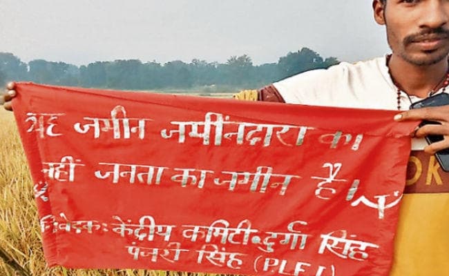 गुमला में पीएलएफआइ की करतूत : खेत में लाल झंडा गाड़ा, घर पर चिपकाया पोस्टर