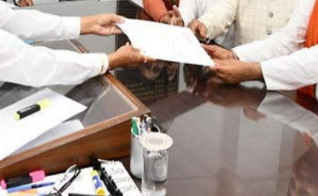 पहले दिन नामांकन का नहीं खुला खाता, तीन लोगों ने खरीदे पर्चे