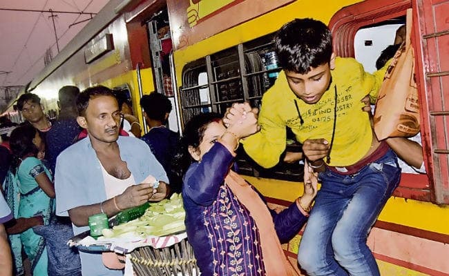 ट्रेन में जबरदस्त भीड़: खड़े-खड़े सफर करने को मजबूर हैं यात्री, छठ पूजा खत्म होने के चार दिन बाद भी परेशान लोग