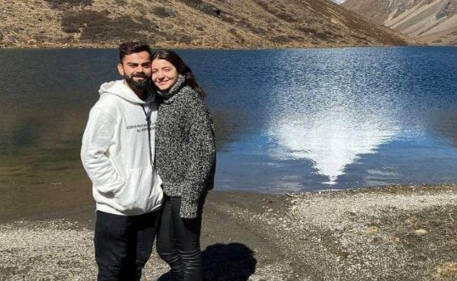 ''ये हसीन वादियां ये खुला आसमां'' : सामने आयी विराट-अनुष्‍का की रोमांटिक तस्वीर, हाथ में हाथ और...