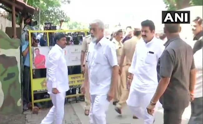 महाराष्ट्र का CM कौनः शिवसेना की बैठक खत्म, होटल में शिफ्ट हुए विधायक, राज्यपाल से मिले भाजपा नेता