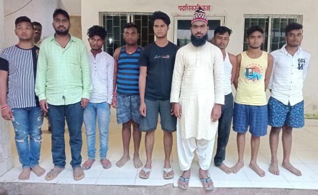 देवघर से 10 साइबर क्रिमिनल गिरफ्तार, 1.5 लाख नकद, स्कॉर्पियो, दो बाइक, 28 मोबाइल और 19 एटीएम जब्त