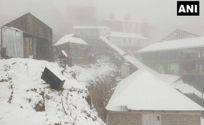 जम्मू-कश्मीर, हिमाचल और उत्तराखंड में भारी बर्फबारी, मैदानी इलाकों में गिरा पारा