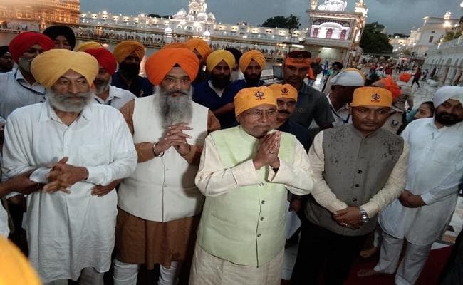 नीतीश कुमार ने सुल्तानपुर लोधी गुरुद्वारे में श्रद्धा सुमन अर्पित किये