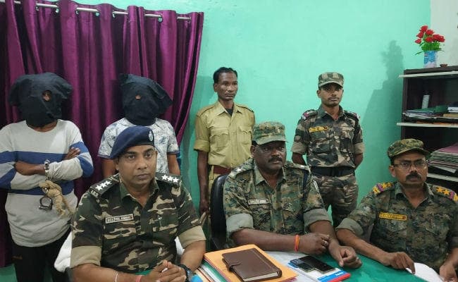 PLFI के दो उग्रवादी गिरफ्तार, पूर्व जमींदार के खेत में झंडा व घर में लगाया था पोस्टर