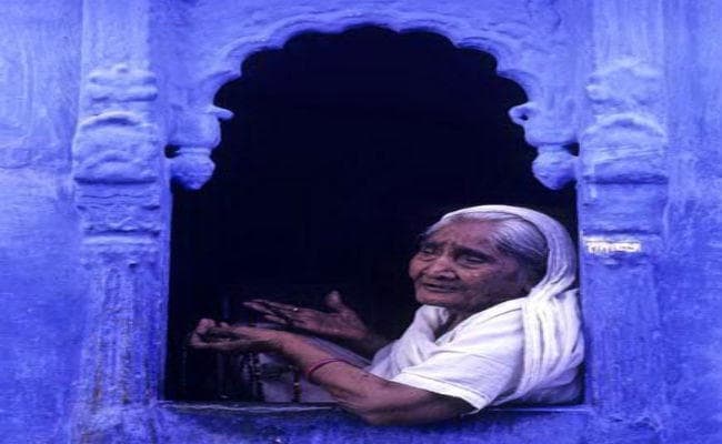 अपने ही घर में दो महीने से कैद थीं बुजुर्ग महिलाएं, पुलिस ने नौकरों के चंगुल से ऐसे छुड़ाया…